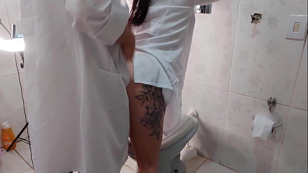 Image Enfermeira Fode com Doutor Roludo no Banheiro do Hospital
