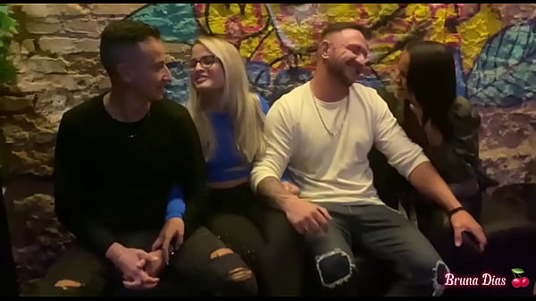 Image Depois do jantar dos dias dos namorados tem a sobremesa, os safados se acabaram comendo a loira e a morena no motel