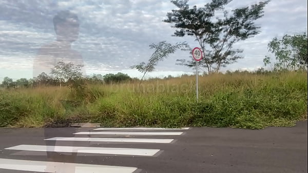 Image Estava correndo, quando um novinho me convidou para ir a sua casa tomar &aacute_gua. Na verdade tomei foi leitinho na cara.