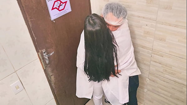Image M&eacute_dico e enfermeira n&atilde_o resistem e trasam no banheiro do hospital durante o plant&atilde_o