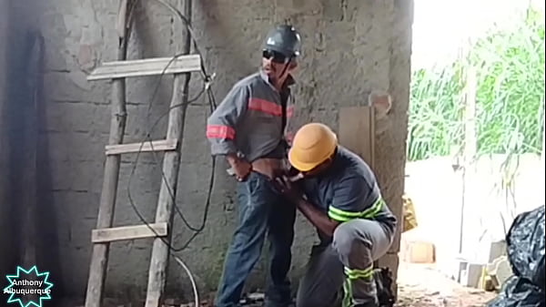 Image Eletricista fudendo o ajudante durante o servi&ccedil_o