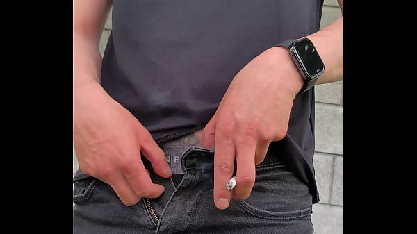 Image Me quit&oacute_ los pantalones y me hago una buena paja en un lugar p&uacute_blico