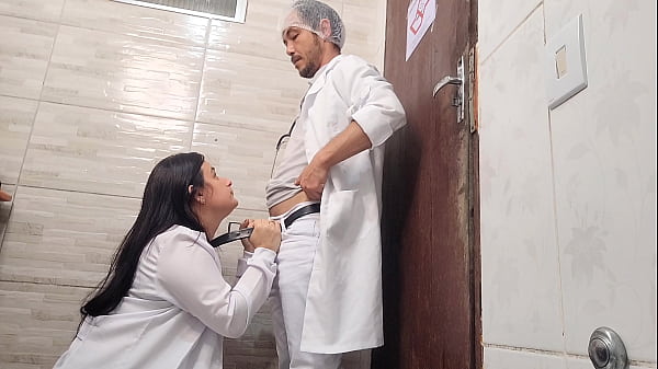 Image Enfermeira gostosa vai ao banheiro do hospital com m&eacute_dico