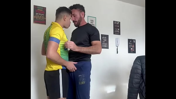 Image Macho forte, gostoso e peludo metendo no novinho guloso