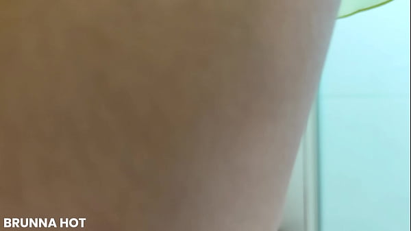 Image Casada brasileira monta no seu vibrador com sua buceta pingando creme molhado close-up
