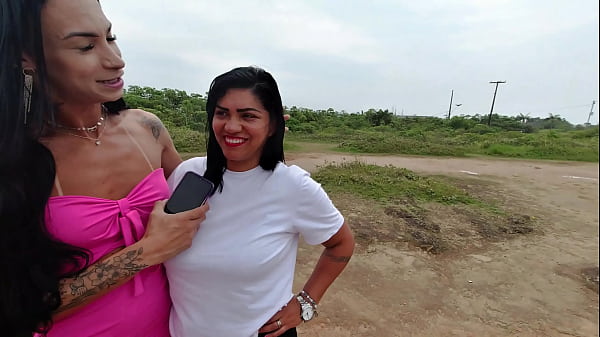 Image Aventura trans ao ar livre! Bonequinha do Bananas Brazil transa no mato e fode casal na praia