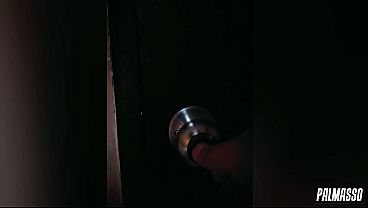 Image En la calle y a la salida del supermercado un desconocido me aborda y me convence para coger a cambio de ayudarme econ&oacute_micamente, no me resist&iacute_ y acept&eacute_.
