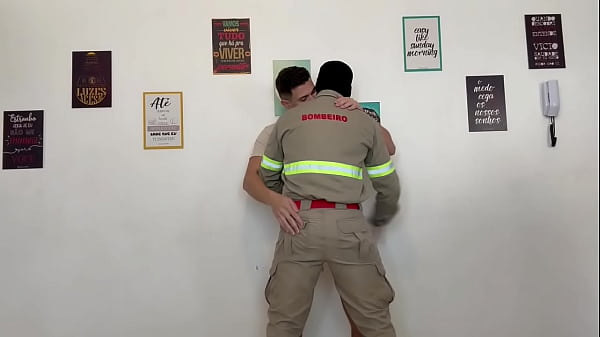 Image Bombeiro veio apagar o fogo mas esqueceu o extintor e apagou com leite