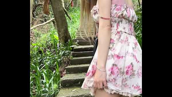 Image Asian girl masturbates and squirts while exposing herself on the mountain