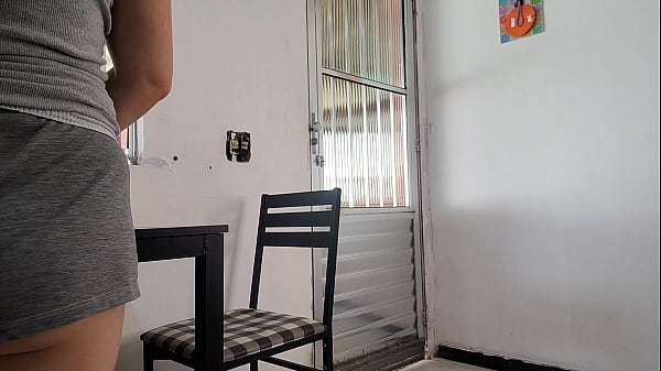 Image Era s&oacute_ um caf&eacute_ da manh&atilde_ at&eacute_ a enteada sentar no colo do padrasto