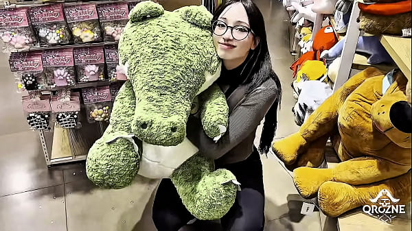 Image SHE WON A PLUSH ALLIGATOR TOY AND WAS VERY THANKFUL ft. Amberzinha [FREE SCENE]