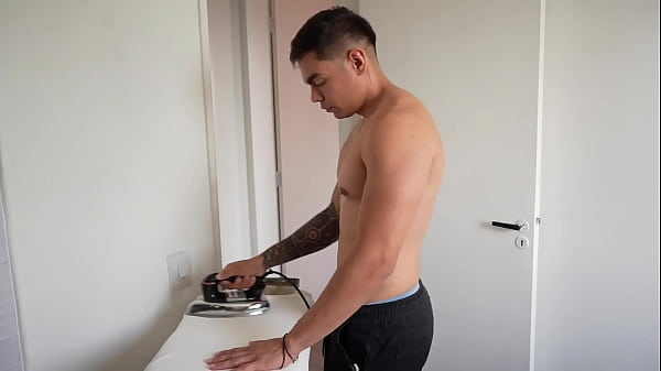 Image GRINGO PASSANDO ROUPA APROVEITOU E PASSOU O FERRO EM MIM.