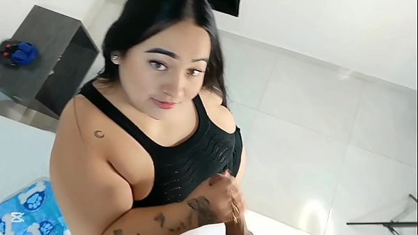Image Mi madrastra siempre busca la manera de mostrarme y moverme su enorme culo para que la folle como a ella le gusta