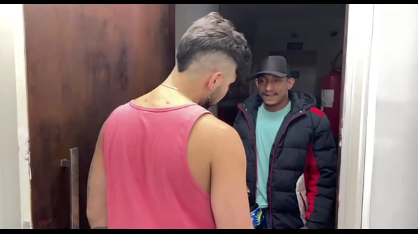 Image RECEBI UMA ENTREGA E PEDI PRO ENTREGADOR SUBIR. ELE ME COMEU COMO PAGAMENTO E AINDA ME DEU LEITE NA BOCA. - FREE