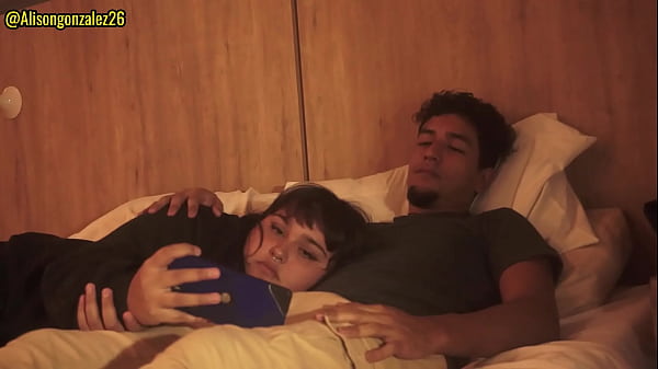 Image Mirando una pelicula con mi padrastro y sin querer me trague su pene (casi nos descubren)
