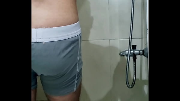Image Spy shower brother