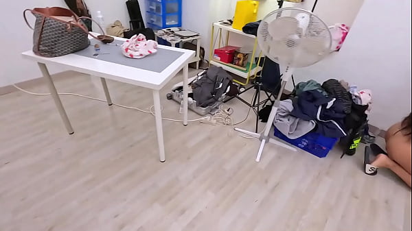 Image Gang Bang improvisado con una inglesa muy cachonda, Empieza follandose al camarografo y su asistente detras de camaras y acaba follando con todos a la vez DP, DAP, DV Kylie Jones