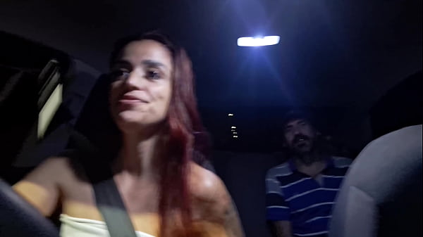 Image Casada e motorista de aplicativo pega passageiro se masturbando por tr&aacute_s!
