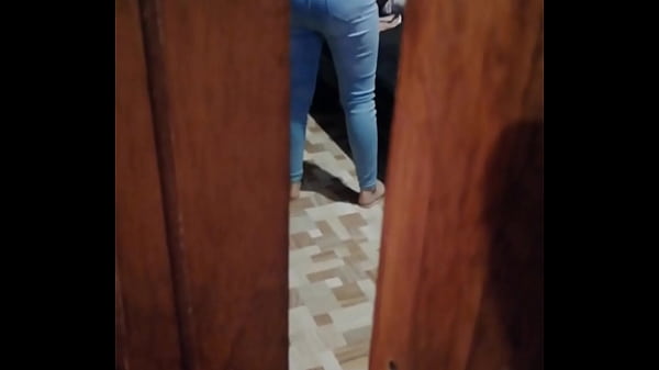 Image Espiando a la zorra de mi hermanastra me descubre y la muy puta me pide que la folle en cuatro