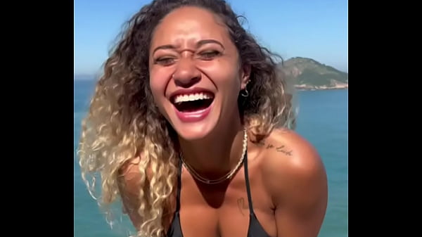 Image Surfista casada perde o telefone e vazam v&iacute_deos transando na praia do Recreio