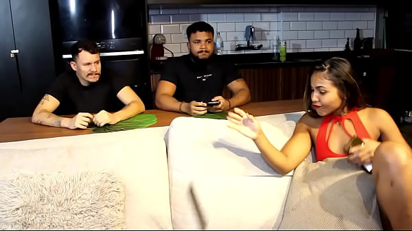 Image Reuni&atilde_o de amigos termina em putaria com todo mundo fodendo