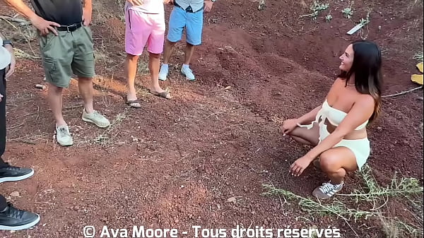 Image Belle Amatrice Fran&ccedil_aise se fait baiser par un groupe d'inconnus dans les bois