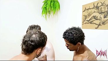 Image Branquinho tatuado sendo revezado por tr&ecirc_s machos (COMPLETO NO RED)