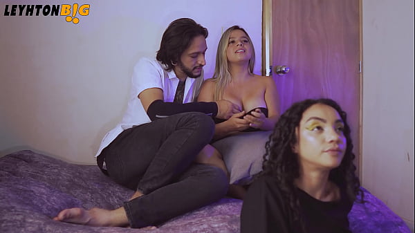 Image La puta de la mejor amiga de mi novia se deja follar mientras vemos peliculas