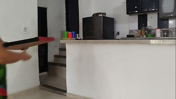 Image Repartido de pizza afortunado. Colombiana de gran culo se deja folla duro su co&ntilde_o, con el viejo repartidor flaco
