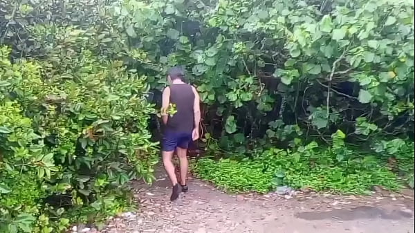 Image Comendo casal de turista na trilha e gozando na cara