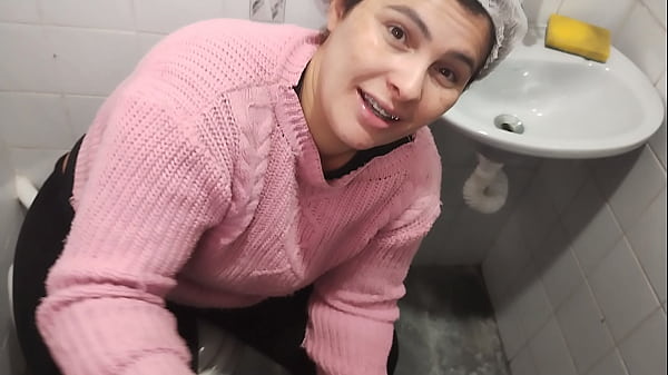 Image O pedreiro apareceu pra terminar o servi&ccedil_o e encontrou a patroa fazendo limpeza na &aacute_rea de piscina e convenceu ela entrar no banheiro e fazer um boquete