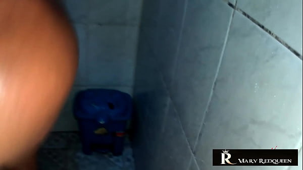 Image CHAMEI O VIZINHO PRA ARRUMAR O CHUVEIRO E ACABEI GANHANDO UM BANHO CHEIO DE PORRA