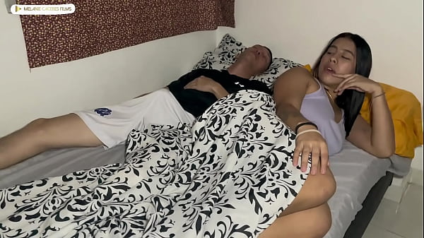 Image masturbandome con mi hermanastra mientras le veo ese enorme culo - me pilla y se monta sobre mi verga