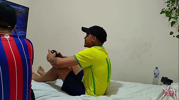 Image Chamei meu amigo pra jogar video game e sentei no joystick dele (COMPLETO NO RED)
