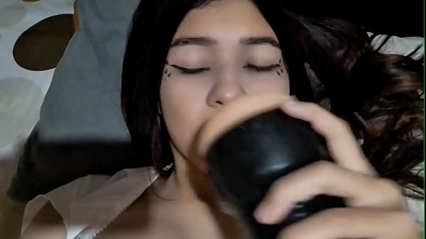 Image Chica cachonda se masturba con su juguete sexual ( CASERO REAL)