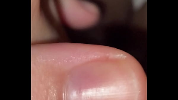 Image Latina mojada masturb&aacute_ndose con dildo - Primer plano real