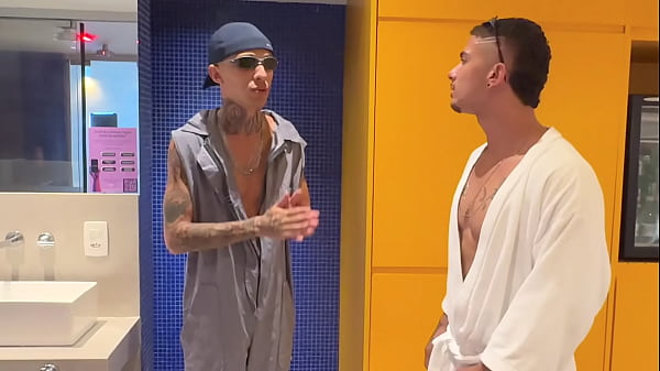 Image Mandaram um maloka tatuado pra consertar a hidro, n&atilde_o resisti, dei gostoso e meu marido corno pegou no flagra e quis entrar na brincadeira! (Completo no Sheer)