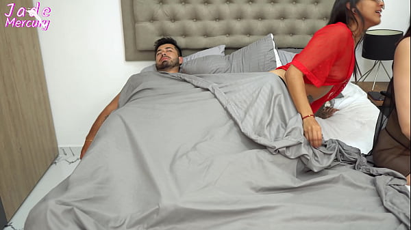Image Mi hermanastra me invita a su casa, compartimos cama los tres y termino follandome a su marido