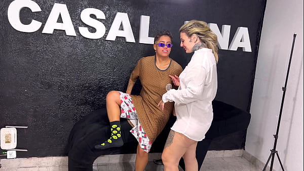 Image Ela nunca exprimentou uma pica na vida virgem de pica ! Ela quer muito foder comigo ai falei meu marido tem q te foder tbm ! Ser&aacute_ q aceitou essa proposta ?