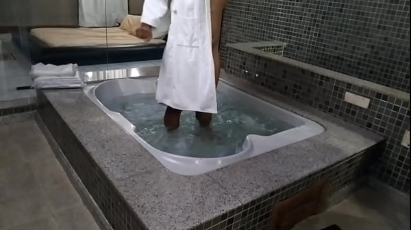 Image Chamou para o hotel e comeu na hidromassagem