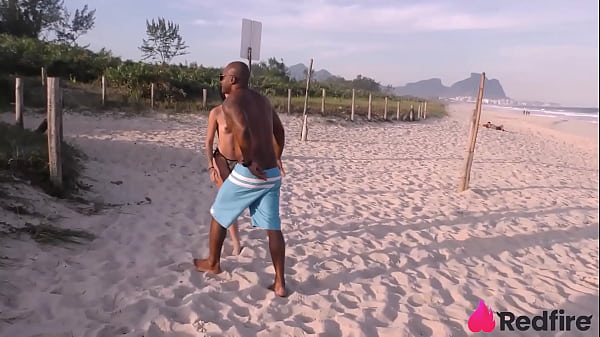 Image Japinha encontrou pirocudo na praia e arrastou pro canto pra fazer foder no pelo