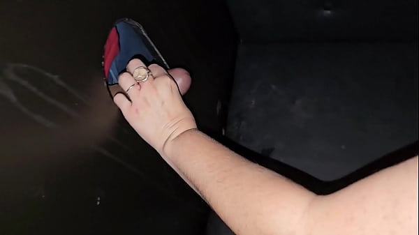 Image GLORY HOLE - SAFADEZA NA CABINE - TRANSEI GOSTOSO COM UM PAU GRANDE DO MORENO
