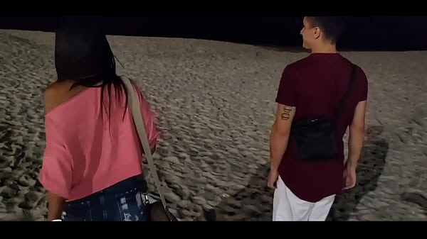 Image N&atilde_o resisti e acabei pagando um boquete para o solteiro na praia mesmo na frente do marido.