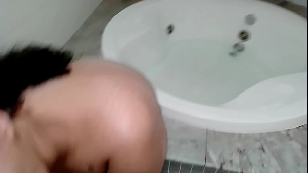 Image LEVEI A GORDINHA PARA CHUPAR PAU NO MOTELZINHO E ELA DEVORA TANTO QUE VOMITA NO PAU