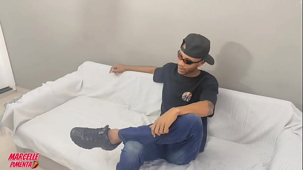 Image Rabuda gostosa dando o cuzinho bem apertado para o dotado arrombar