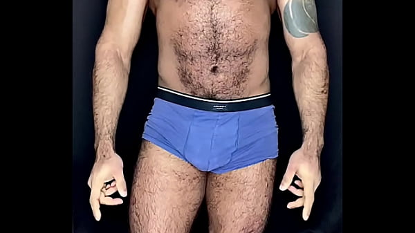 Image HOMEM NEGRO E PELUDO FLEXIONANDO OS MUSCULOS   MEU PAU EM CAMERA LENTA