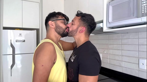 Image MARCOS GOIANO - ENCARANDO A PICA GROSSA DO BOY MALHADO - SEXO GAY SEM CAMISINHA - PUTOS FODENDO NA COZINHA - VIZINHO DA PICA GROSSA FODEU MEU RABO