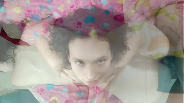 Image Hermanastra caliente me hace una garganta profunda, luego le follo duro el co&ntilde_o y me corro en su cara - porno amateur en espanol