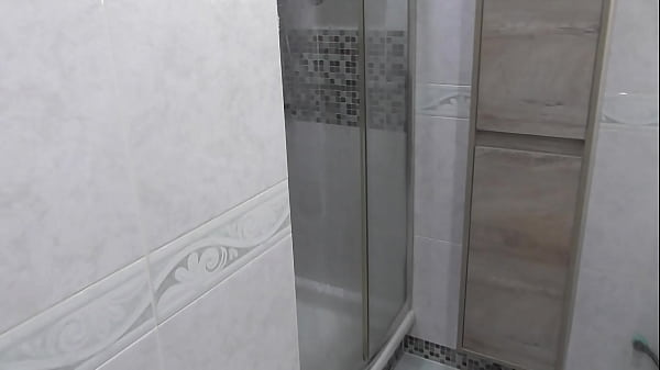 Image Madrastra tetona en la ducha la observo y me hago una paja.