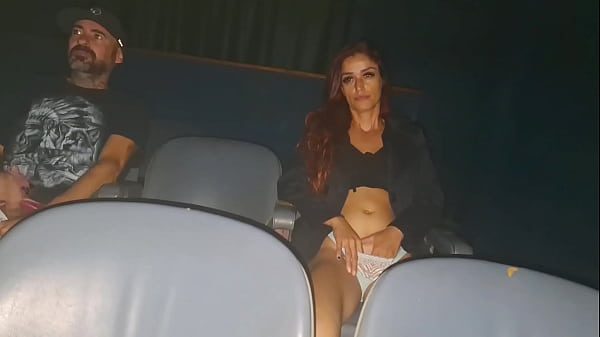 Image Esposa no cinema porno com estranhos leva gozadas!